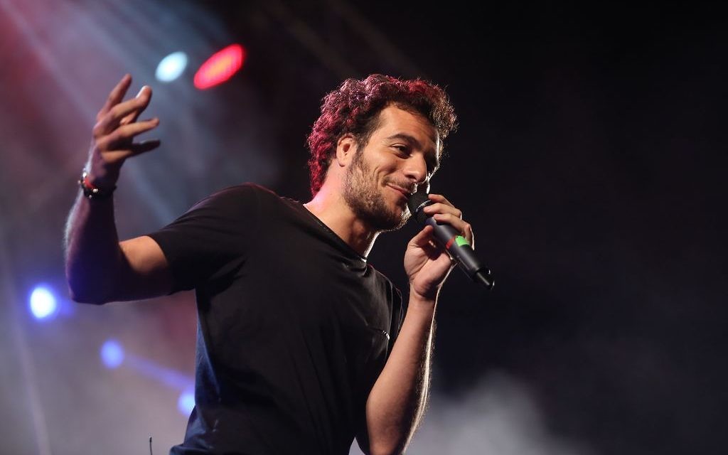 Le chanteur Amir Haddad en concert le 30 juin 2016, lors de l'Olimpiada à Jérusalem. (Crédits : autorisation)
