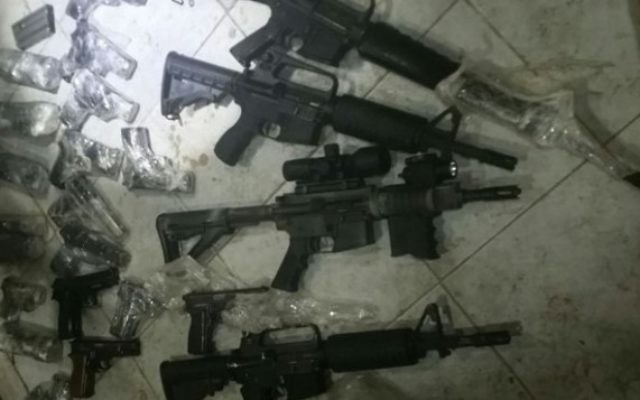 Armes saisies par les forces de sécurité israéliennes pendant une tentative de contrebande entre la Jordanie et Israël, le 19 juillet 2016. (Crédit : unité des porte-paroles de l’armée israélienne) Armes saisies par les forces de sécurité israéliennes pendant une tentative de contrebande entre la Jordanie et Israël, le 19 juillet 2016. (Crédit : unité des porte-paroles de l’armée israélienne)