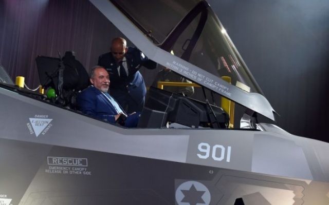 Le ministre de la Défense Avigdor Liberman dans le cockpit d'un avion de combat F-35, avec le chef d'Etat-major de l'armée de l'air israélienne, Tal Kelman, à ses côtés, pendant une cérémonie d'inauguration à  Fort Worth, Texas, le 22 juin 2016. (Crédit : Ariel Hermoni/ministère de la Défense)