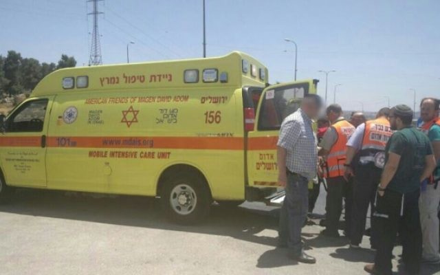 Les secouristes sur les lieux d'une attaque au couteau près du village d'al-Aroub, en Cisjordanie, le 18 juillet 2016. (Crédit : Magen David Adom) Les secouristes sur les lieux d'une attaque au couteau près du village d'al-Aroub, en Cisjordanie, le 18 juillet 2016. (Crédit : Magen David Adom)