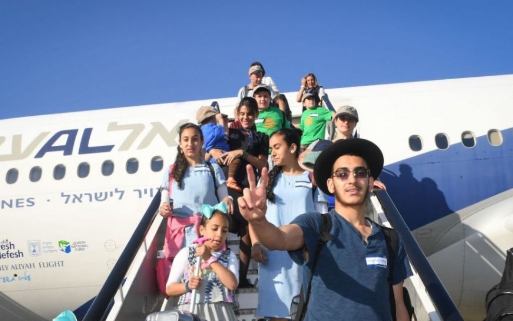 Des nouveaux immigrants en provenance d'Amérique du Nord atterrissent à l'aéroport Ben Gourion après un vol de de New York affrété par Nefesh B'Nefesh , le 19 juillet 2016. (Crédit: Shahar Azran) Des nouveaux immigrants en provenance d'Amérique du Nord atterrissent à l'aéroport Ben Gourion après un vol de de New York affrété par Nefesh B'Nefesh , le 19 juillet 2016. (Crédit: Shahar Azran)