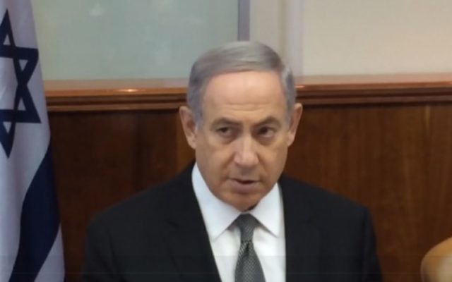 Le Premier ministre Benjamin Netanyahu pendant la réunion hebdomadaire du cabinet, à Jérusalem, le 17 juillet 2016. (Crédit : capture d'écran GPO)