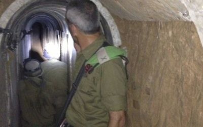Le général de brigade Michael Edelstein, alors commandant de la Division de Gaza, dans un tunnel qui s'étend de la bande de Gaza à Israël, en novembre 2013. (Crédit : Mitch Ginsburg/Times of Israël)