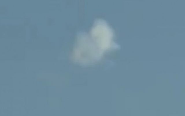 Une bouffée de fumée aperçue depuis le nord d'Israël après qu'un missile Patriot ait été lancé contre  un drone venant de Syrie le 17 juillet 2016. (Capture d'écran: Deuxième chaîne / Twitter)