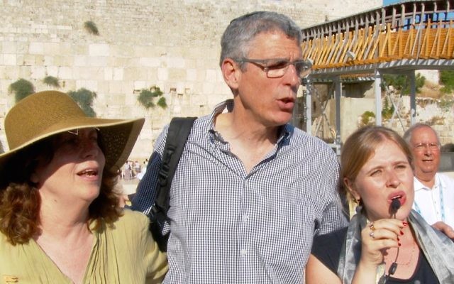 Le président de l'Union pour le judaïsme réformé, le rabbin Rick Jacobs, au centre, pendant un service de prière au mur Occidental, à Jérusalem, le 4 juillet 2016 (Crédit : autorisation de l'UJR) Le président de l'Union pour le judaïsme réformé, le rabbin Rick Jacobs, au centre, pendant un service de prière au mur Occidental, à Jérusalem, le 4 juillet 2016 (Crédit : autorisation de l'UJR)