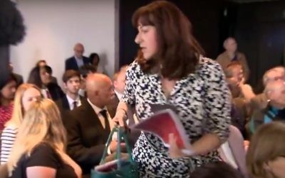 La députée juive britannique travailliste Ruth Smeeth quitte la présentation d'un rapport sur l'antisémitisme au sein de son propre parti après qu'un soutien de Jeremy Corbyn l'a accusée de contrôler les médias, à Londres, le 30 juin 2016. (Crédit : capture d'écran YouTube)