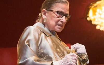 La juge de la Cour suprême Ruth Bader Ginsburg au Kennedy Center Honors à Washington, le 6 décembre 2015. (Crédit : Chris Kleponis/AFP/Getty Images)