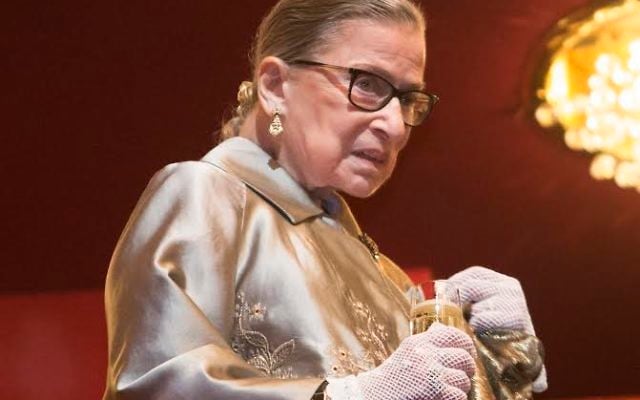 La juge de la Cour suprême Ruth Bader Ginsburg au Kennedy Center Honors à Washington, le 6 décembre 2015. (Crédit : Chris Kleponis/AFP/Getty Images)