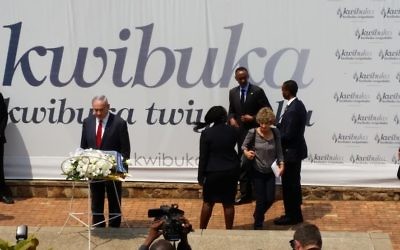 Le Premier ministre Benjamin Netanyahu au mémorial du génocide rwandais, à Kigali, le 6 juillet 2016. (Crédit : Raphael Ahren/Times of Israel)