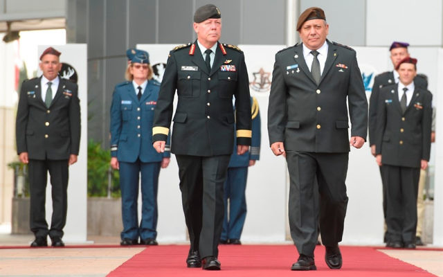 Le chef d'Etat-major Gadi Eizenkot (à droite) reçoit son homologue canadien, le général Vance, le 25 juillet 2016. (Crédit : unité des porte-paroles de l'armée israélienne) Le chef d'Etat-major Gadi Eizenkot (à droite) reçoit son homologue canadien, le général Vance, le 25 juillet 2016. (Crédit : unité des porte-paroles de l'armée israélienne)