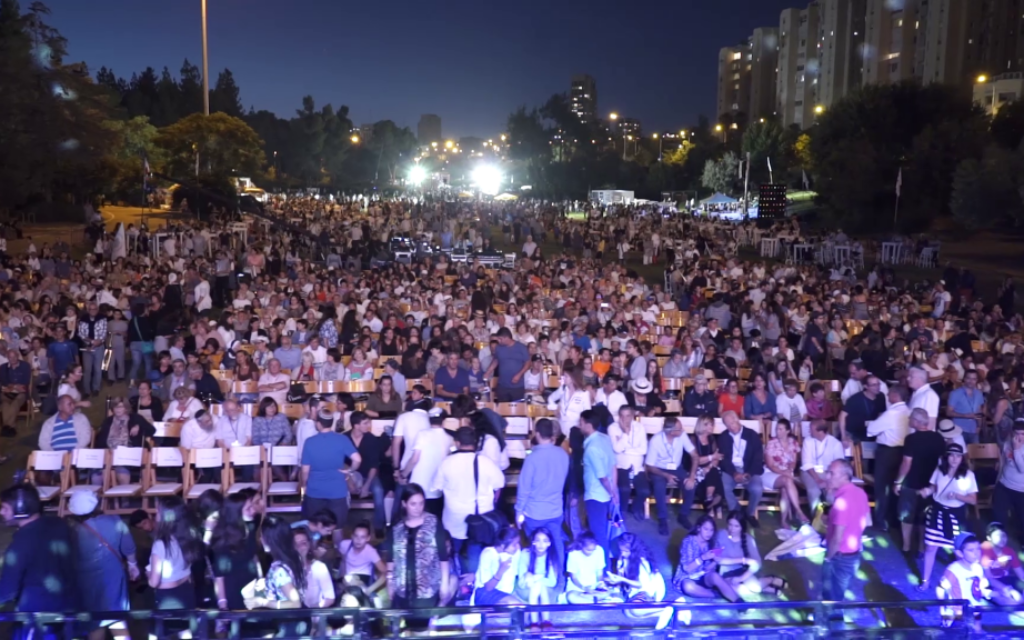 Plus de 5 000 personnes assistent aux concerts et discours à la fin de l'Olimpiada de Jérusalem, le 30 juin 2016. (Crédits : autorisation)