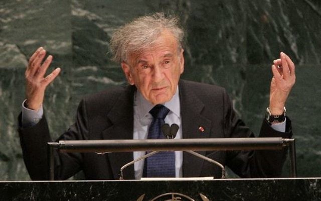 Elie Wiesel, auteur, prix Nobel de la Paix et survivant de la Shoah, devant l'Assemblée générale des Nations unies, à New York, le 24 janvier 2005. (Crédit : Don Emmert/AFP) Elie Wiesel, auteur, prix Nobel de la Paix et survivant de la Shoah, devant l'Assemblée générale des Nations unies, à New York, le 24 janvier 2005. (Crédit : Don Emmert/AFP)