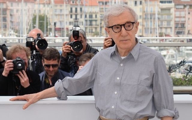 Le réalisateur américain Woody Allen au Festival de Cannes pour le film "Café Society" projeté avant la cérémonie d'ouverture du 69° Festival, le 11 mai 2016. (Crédit : AFP/Alberto Pizzoli)