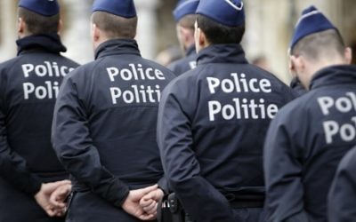 Les agents de police belges montent la garde sur la Grand Place à Bruxelles le 23 mars 2016. (Crédit : AFP / Kenzo Tribouillard) Les agents de police belges montent la garde sur la Grand Place à Bruxelles le 23 mars 2016. (Crédit : AFP / Kenzo Tribouillard)