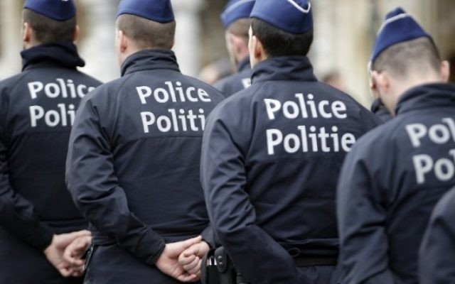 Les agents de police belges montent la garde sur la Grand Place à Bruxelles le 23 mars 2016. (Crédit : AFP / Kenzo Tribouillard)