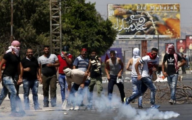 Des activistes palestiniens du Front populaire de libération de la Palestine manifestent contre la détention par Israël de Bilal Kayed, membre du Front en grève de la faim, à Naplouse, en Cisjordanie, le 29 juillet 2016. (Crédit : AFP/Jaafar Ashtiyeh)