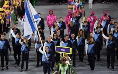 La porte-drapeau d'Israël, Neta Rivkin, mène sa délégation pendant la cérémonie d'ouverture des Jeux olympiques 2016 de Rio de Janeiro au stade Maracana, le 5 août 2016. (Crédit : AFP/Pedro Ugarte)