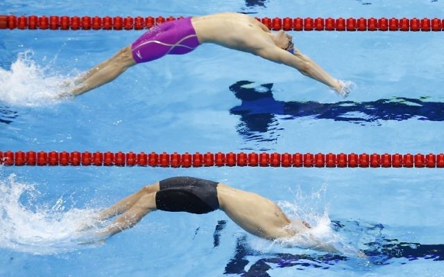 Camille Lacourt de la France (en haut) et Mitchell Larkin d'Australie pendant l'épreuve du 100 m dos Hommes aux Jeux Olympiques de Rio 2016 au Stade olympique de natation à Rio de Janeiro le 7 août 2016 (Crédit : AFP / Odd Andersen) Camille Lacourt de la France (en haut) et Mitchell Larkin d'Australie pendant l'épreuve du 100 m dos Hommes aux Jeux Olympiques de Rio 2016 au Stade olympique de natation à Rio de Janeiro le 7 août 2016 (Crédit : AFP / Odd Andersen)