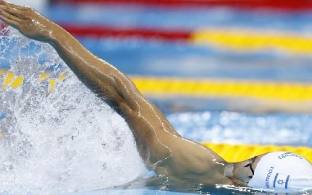 La nageur israélien Yakov Toumarkin pendant le 200m dos crawlé masculin des jeux olympiques de Rio 2016, le 1à août 2016. (Crédit : AFP/Odd Andersen) La nageur israélien Yakov Toumarkin pendant le 200m dos crawlé masculin des jeux olympiques de Rio 2016, le 1à août 2016. (Crédit : AFP/Odd Andersen)