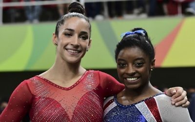La gymnaste américaine Simone Biles (d) et sa compatriote Aly Raisman lors des Jeux Olympiques Rio 2016 à Rio de Janeiro le 11 août 2016. (Crédit : AFP / Emmanuel DUNAND)