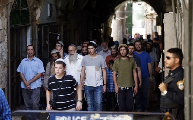 Les forces de sécurité israéliennes montent la garde alors qu'un groupe d'hommes juifs achève sa visite du mont du Temple à Jérusalem, à Tisha BeAv, le 14 août 2016. (Crédit : AFP/Ahmad Gharabli) Les forces de sécurité israéliennes montent la garde alors qu'un groupe d'hommes juifs achève sa visite du mont du Temple à Jérusalem, à Tisha BeAv, le 14 août 2016. (Crédit : AFP/Ahmad Gharabli)