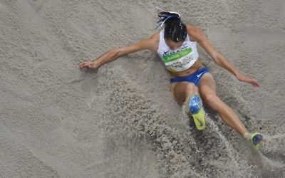 L'Israélienne Hanna Knyazyeva-Minenko pendant la finale du triple saut féminin des Jeux olympiques 2016 de Rio, le 14 août 2016. (Crédit : AFP/Antonin Thuillier)