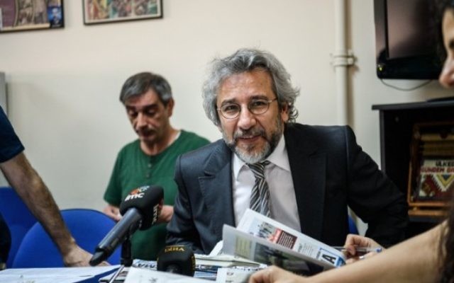 Can Dündar, rédacteur en chef démissionnaire du quotidien d'opposition turc Cumhuriyet, à Istanbul, le 21 juin 2016. (Crédit : AFP/Ozan Kose)