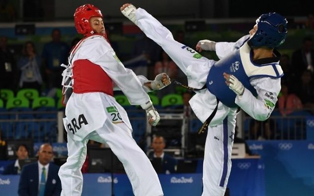 Le combattant israélien Ron Atias (à droite) combattant Venilton Teixeira du Brésil lors de la phase de qualification de taekwondo dans la catégorie homme lors des Jeux Olympiques Rio en 2016, Rio de Janeiro, le 17 août, 2016, (Crédit : AFP / Ed JONES) Le combattant israélien Ron Atias (à droite) combattant Venilton Teixeira du Brésil lors de la phase de qualification de taekwondo dans la catégorie homme lors des Jeux Olympiques Rio en 2016, Rio de Janeiro, le 17 août, 2016, (Crédit : AFP / Ed JONES)