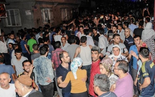 Scène d'un attentat suicide pendant un mariage, à Gaziantep, en Turquie, le 20 août 2016. (Crédit : AFP/STR)