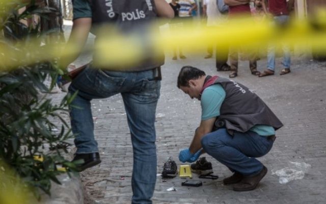 La police turque près de la scène de l'explosion terroriste dans un mariage qui a tué plus de 50 personnes à Gaziantep, à 60 km de la frontière syrienne, le 21 août 2016. (Crédit : AFP/Ahmed Deep)
