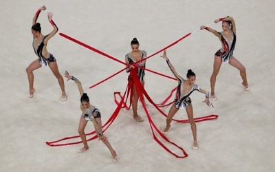 L'équipe israélienne concoure au ruban en finale de gymnastique rythmique pendant les Jeux olympiques de Rio, le 21 août 2016. (Crédit : AFP/Thomas Coex)