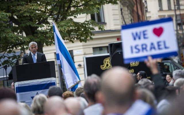 Yair Lapid s'adresse au public du rassemblement pro-Israël "Reprendre le sionisme" à Stockholm, place Raoul Wallenberg, le 28 août 2016. (Crédit : AFP/Jonathan Nackstrand)