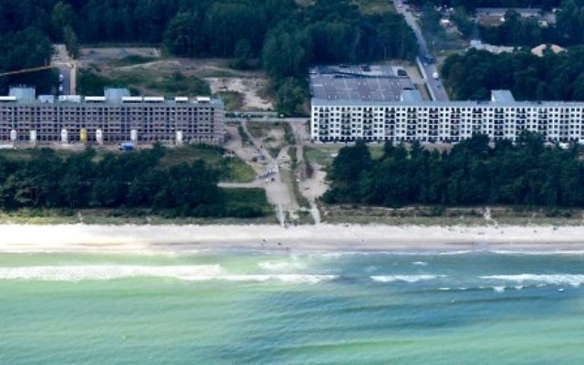 Cette photo a été prise le 18 août 2016 et montre une vue aérienne des appartements de luxe récemment créés sur le site du patrimoine protégé de Prora, près de Binz, sur l'île de Ruegen '(Crédit : AFP PHOTO / TOBIAS SCHWARZ)