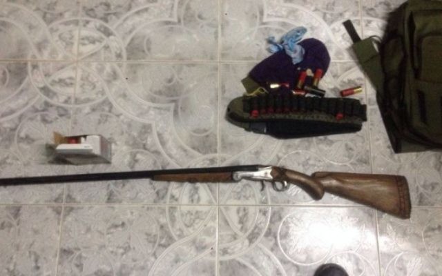 Un fusil, des munitions et d'autres équipements saisis par les troupes israéliennes dans le village palestinien de Jaba, pendant un raid nocturne, le 18 août 2016. (Crédit : unité des porte-paroles de l'armée israélienne)