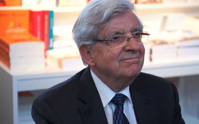 Jean-Pierre Chevènement, ancien ministre français, au Salon du Livre de Paris, le 23 mars 2014. (Crédit : Wikinade - travail personnel/CC BY-SA 3.0/WikiCommons) Jean-Pierre Chevènement, ancien ministre français, au Salon du Livre de Paris, le 23 mars 2014. (Crédit : Wikinade - travail personnel/CC BY-SA 3.0/WikiCommons)
