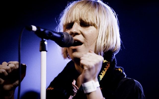 La chanteuse australienne Sia en 2008. (Crédit : Kris Krug/CC BY-SA 2.0/WikiCommons)