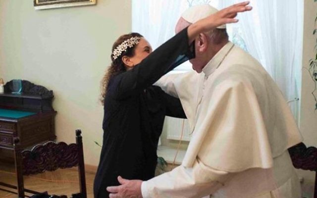 La chanteuse Noa, de son vrai nom Achinoam Nini, a rencontré le pape François à Cracovie, en Pologne, en juillet 2016. (Crédit : Facebook/Achinoam Nini)
