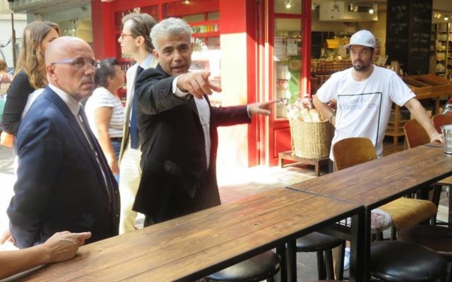 Yair Lapid en compagnie d'Eric Ciotti, Guillaume Larrivé au café Simta de Tel Aviv (Crédit : Facebook/Yesh Atid Sous la présidence de Yaïr Lapid)