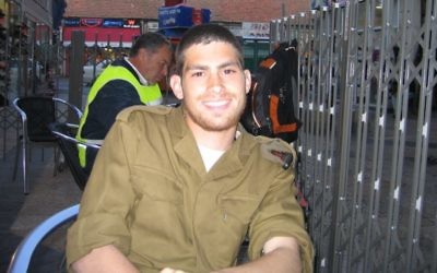 Michael Levin reçoit son paquet de Tastykakes, peu après son enrôlement au sein de l'armée israélienne, le 20 mars 2005. (Crédit : Tami Gross)
