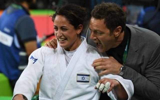 La judokate israélienne Yarden Gerbi célèbre sa victoire à la troisième place du tournoi de judo féminin des -63kg aux Jeux olympiques de Rio, le 9 août 2016. (Crédit : AFP/Toshifumi Kitamura)