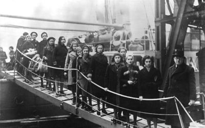 Les enfants de juifs polonais d'une région située entre l'Allemagne et la Pologne à leur arrivée à Londres sur le "Varsovie", en février 1939. (Crédit : Bundesarchiv, Bild 183-S69279/CC-BY-SA)