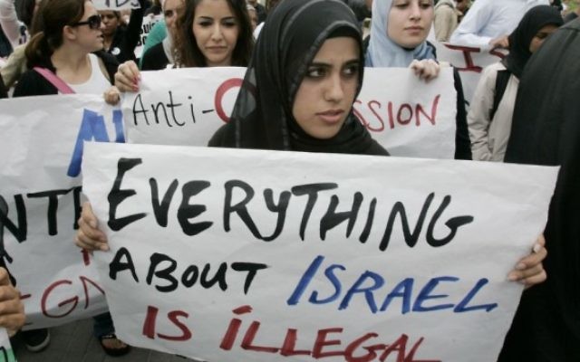Des étudiants musulmans pendant une manifestation anti-Israël à l'université de Californie d'Irvine, en 2006. (Crédit : Mark Boster/Los Angeles Times via Getty Images/JTA) Des étudiants musulmans pendant une manifestation anti-Israël à l'université de Californie d'Irvine, en 2006. (Crédit : Mark Boster/Los Angeles Times via Getty Images/JTA)