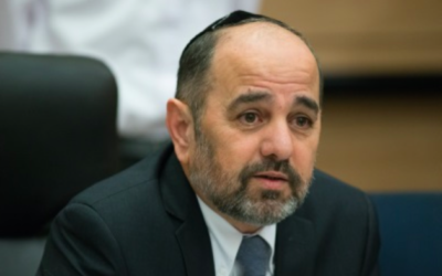 Yaakov Margi assiste à une réunion de la commission de l'Education, de la Culture, et des Sports qu'il préside, le 27 janvier 2016 (crédit : Yonatan Sindel / Flash90)