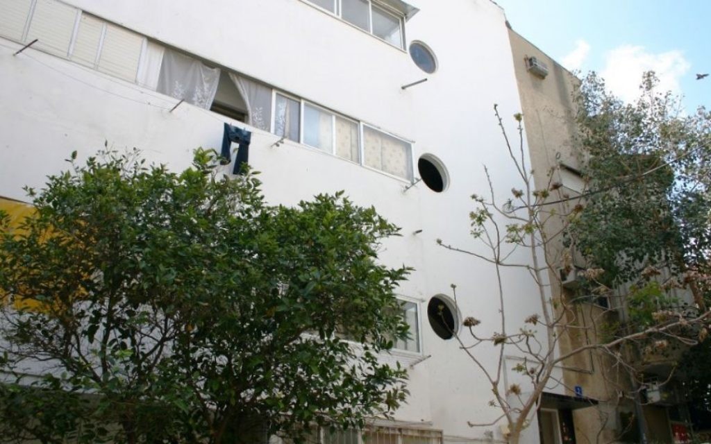 Les hublots, une caractéristique commune à l'architecture de Tel-Aviv,  rue Ranak. (Photo: Shmuel Bar-Am)