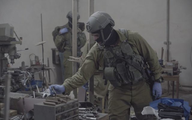 L'armée israélienne, la police et le service de sécurité du Shin Bet, ont saisi des machines qui auraient été utilisées pour fabriquer des armes illégales à Bethléem et à Hébron, le 23 août 2016. (Crédit : unité des porte-paroles de l'armée israélienne)