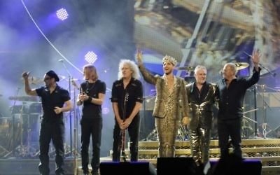 Les membres du groupe Queen avec Adam Lambert (en lamé doré), qui remplace l'adoré Freddie Mercury. (Crédit : Queen)