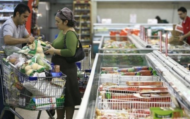 Des clients israéliens au rayon surgelé du supermarché Rami Levi de Talpiot, à Jérusalem. Illustration. (Crédit : Nati Shohat/Flash 90)