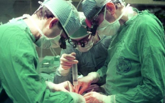 Une opération à l'hôpital Hadassah Ein Kerem, à Jérusalem, en mars 1990. Illustration. (Crédit : Nati Shohat/Flash90) Une opération à l'hôpital Hadassah Ein Kerem, à Jérusalem, en mars 1990. Illustration. (Crédit : Nati Shohat/Flash90)