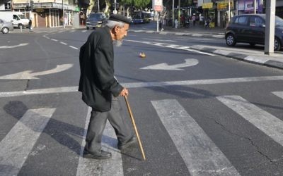 Un vieil homme dans les rues de Tel Aviv, le 20 mai 2009 (Crédit : Serge Attal/Flash 90)