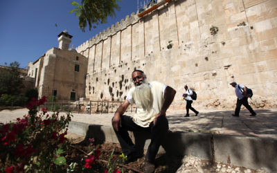Un Juif devant le Tombeau des Patriarches, à Hébron, en Cisjordanie. Illustration. (Crédit : Kobi Gideon/Flash90) Un Juif devant le Tombeau des Patriarches, à Hébron, en Cisjordanie. Illustration. (Crédit : Kobi Gideon/Flash90)